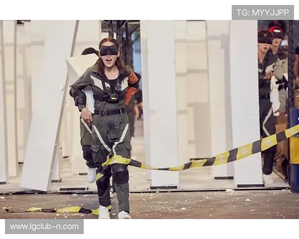 《当你在掉下去的一瞬间猛地跳起，挑战极限反应力的刺激游戏体验》